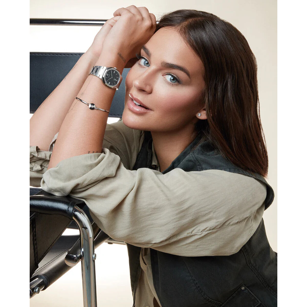 Zilverkleurige Viceroy armband gedragen door vrouw met een stijlvolle outfit.