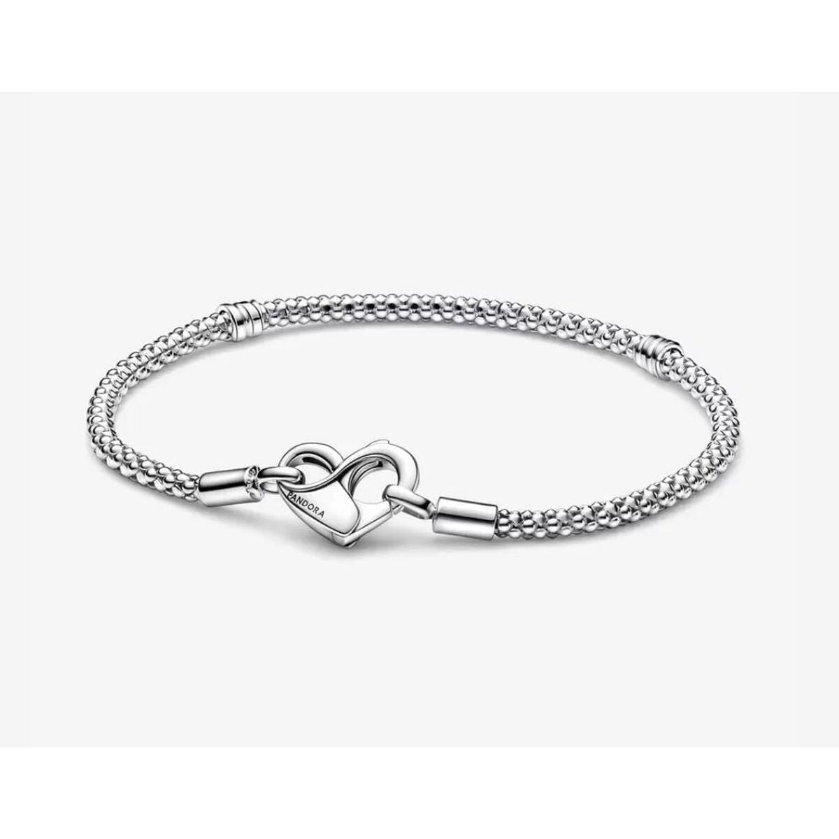Detail van de zilverkleurige Pandora armband met hartsluiting en verfijnd ontwerp.