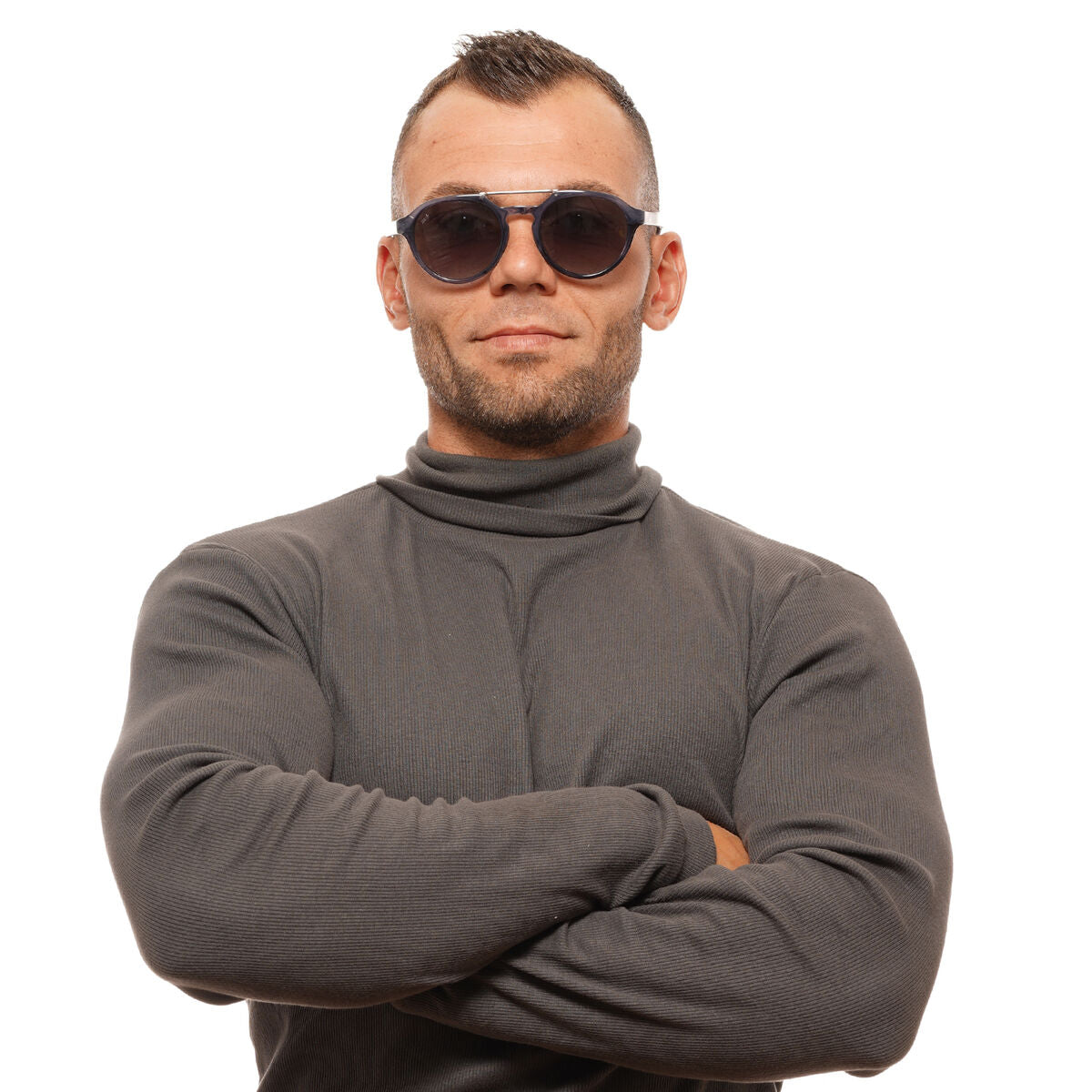 Heren zonnebril van Web Eyewear in multicolour, gedragen door man met een grijze trui.