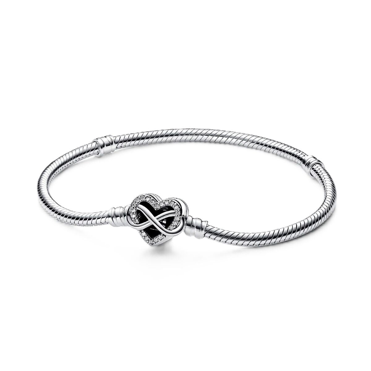 Zilverkleurige Pandora armband voor dames met een elegant oneindigheidssymbool.