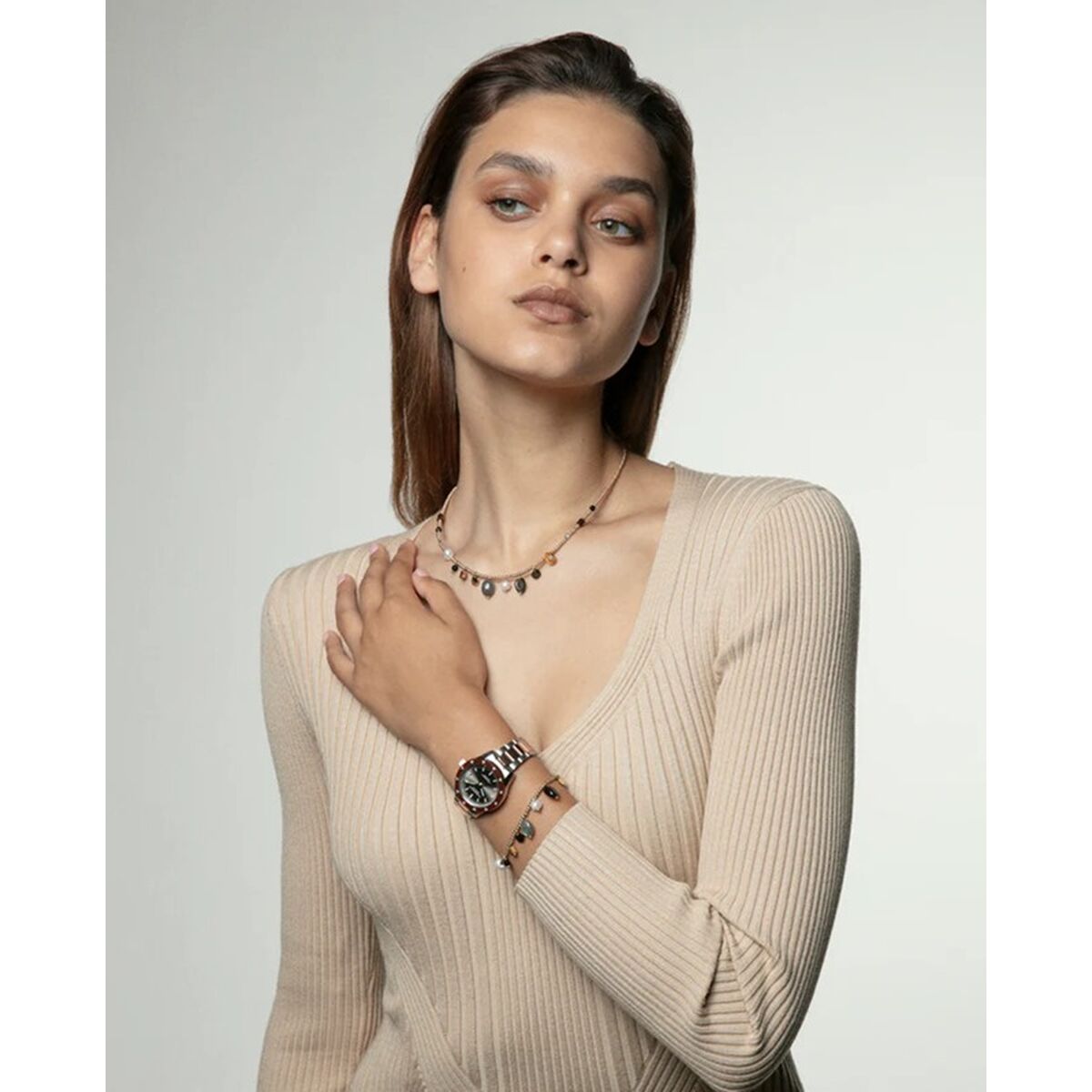 Dames met een gouden Viceroy armband, elegant gedragen met een neutrale outfit.