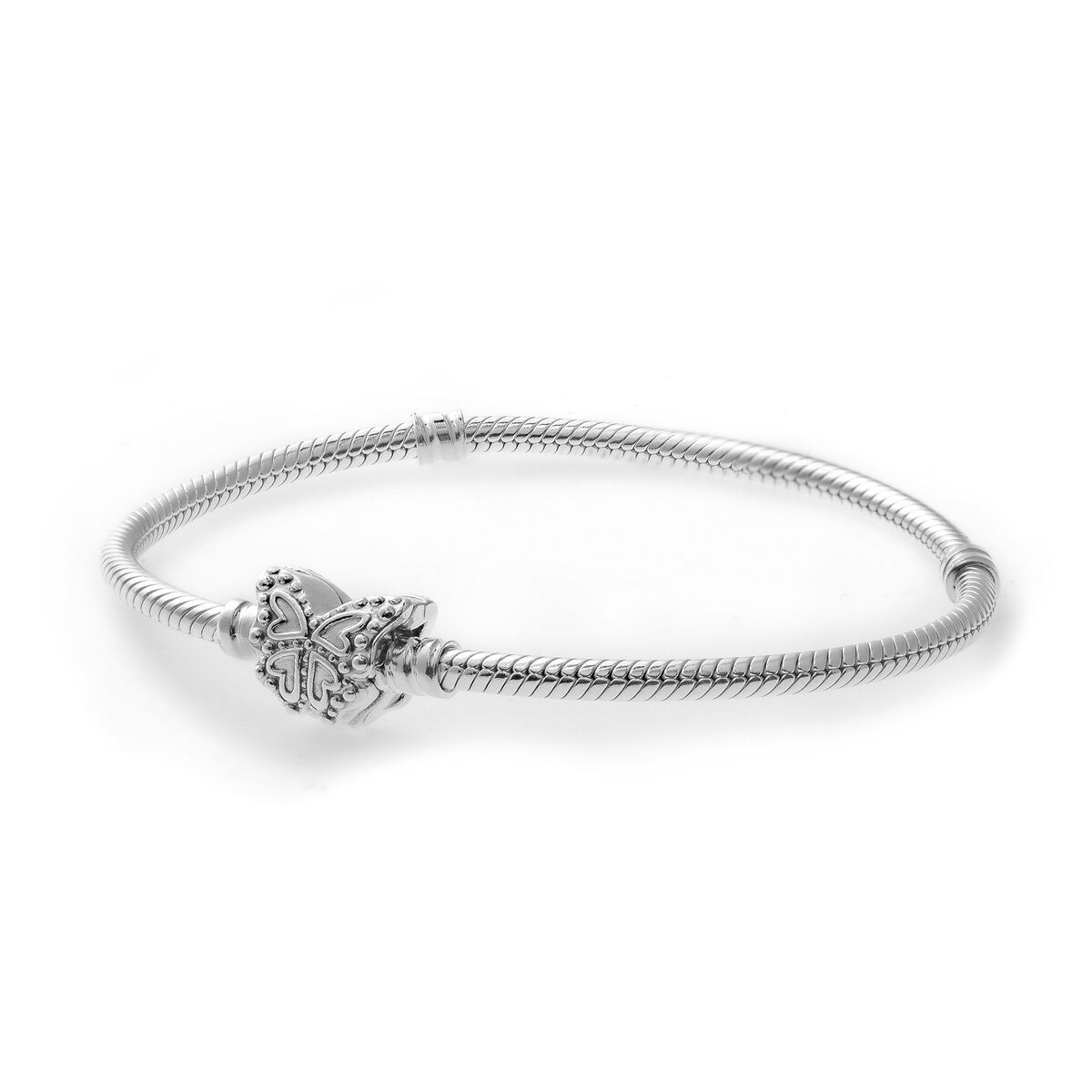Zilverkleurige Pandora armband voor dames met een elegante vlinderbedel.