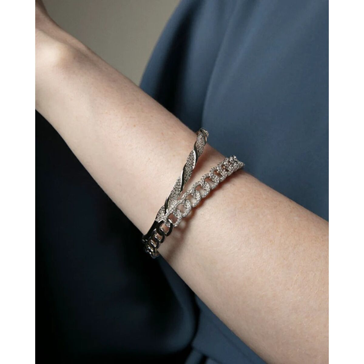 Zilverkleurige Viceroy armband met elegante details, gedragen om de pols.