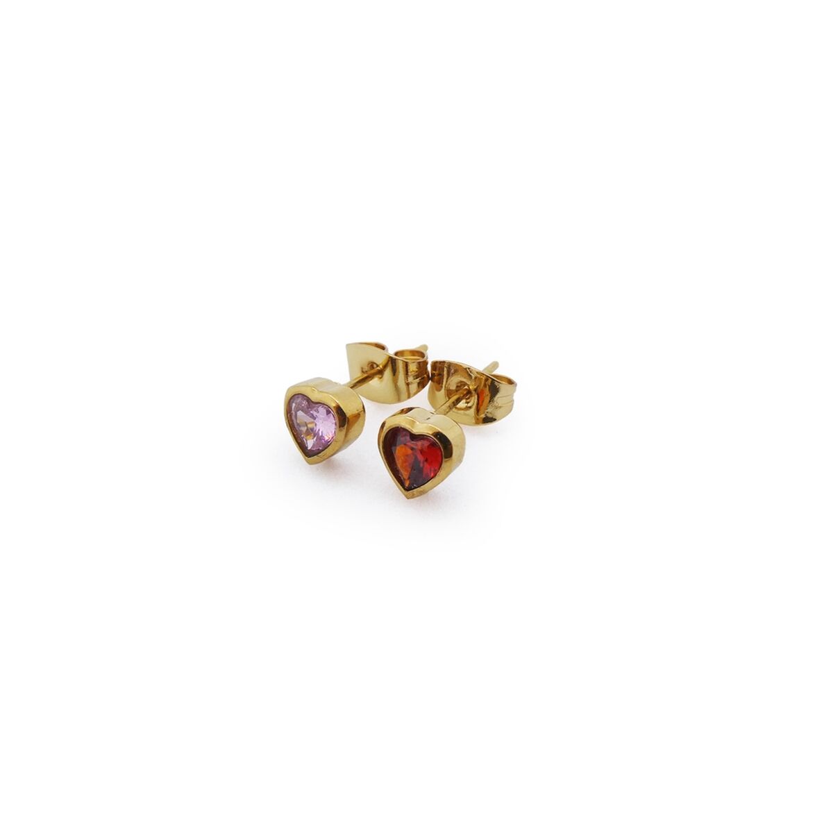 Gouden AN Jewels oorbellen met hartvormige stenen in roze en rood.