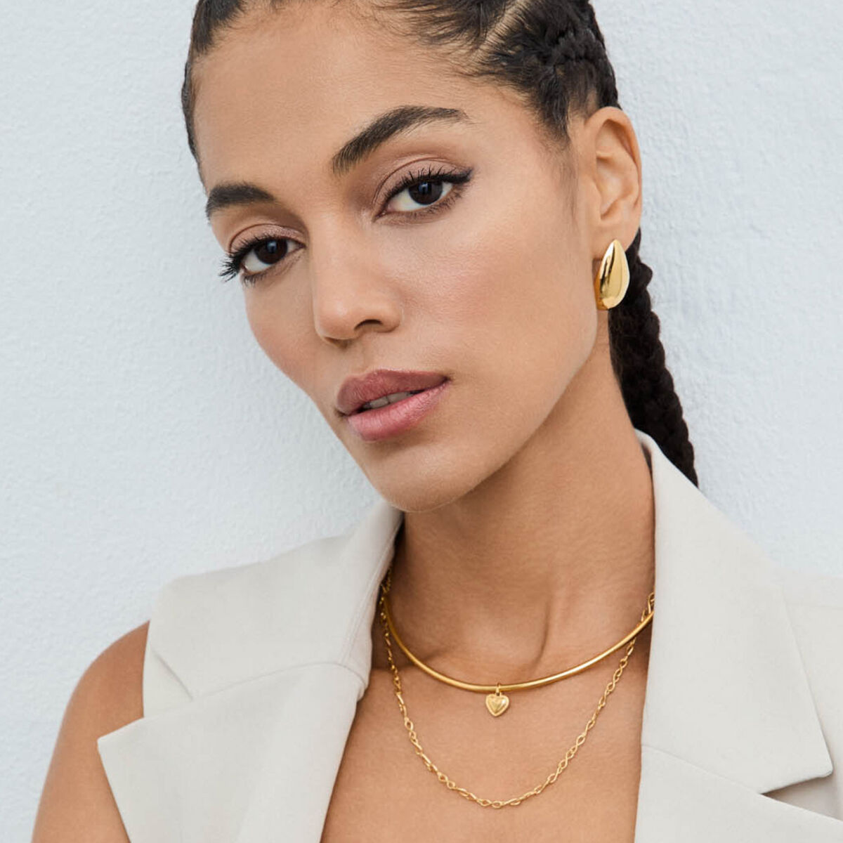 Gouden One Jewels oorbellen in tijdloos design, gedragen door een model.