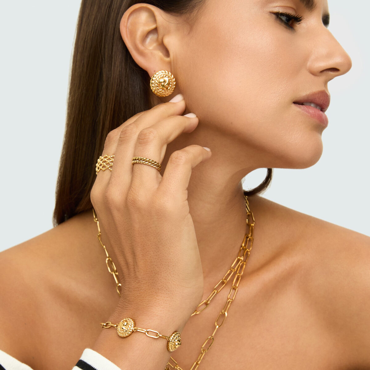 Detail van de One Jewels gouden armband, elegant gedragen met bijpassende sieraden.