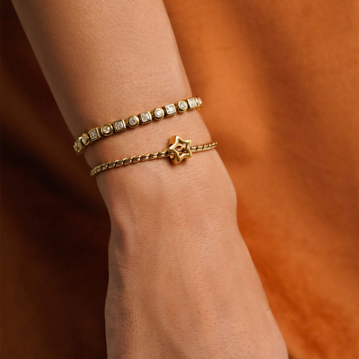 Detail van de One Jewels gouden armband met elegant ontwerp, gedragen om een pols.