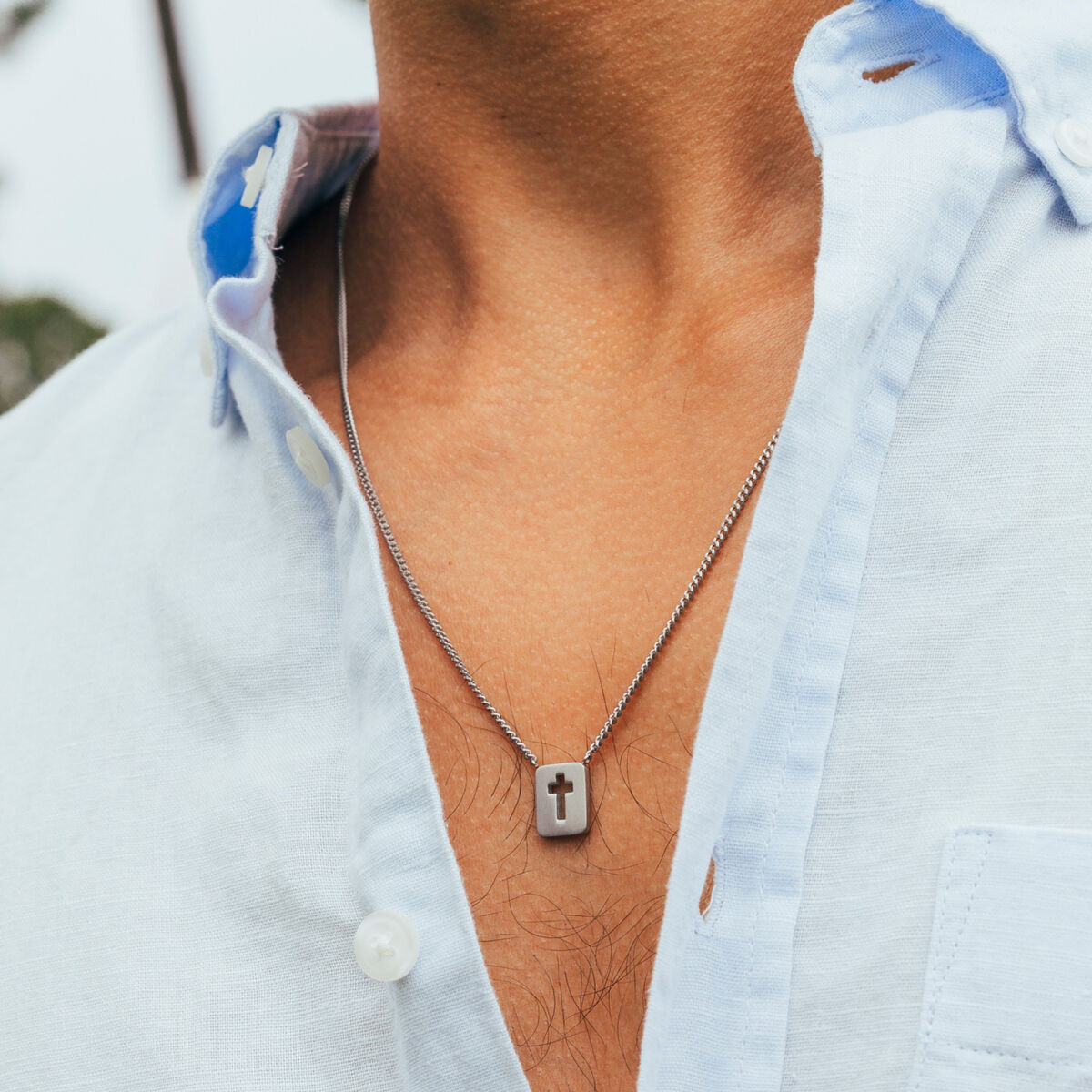 Zilverkleurige One Jewels ketting met een elegante hanger in de vorm van een kruis.