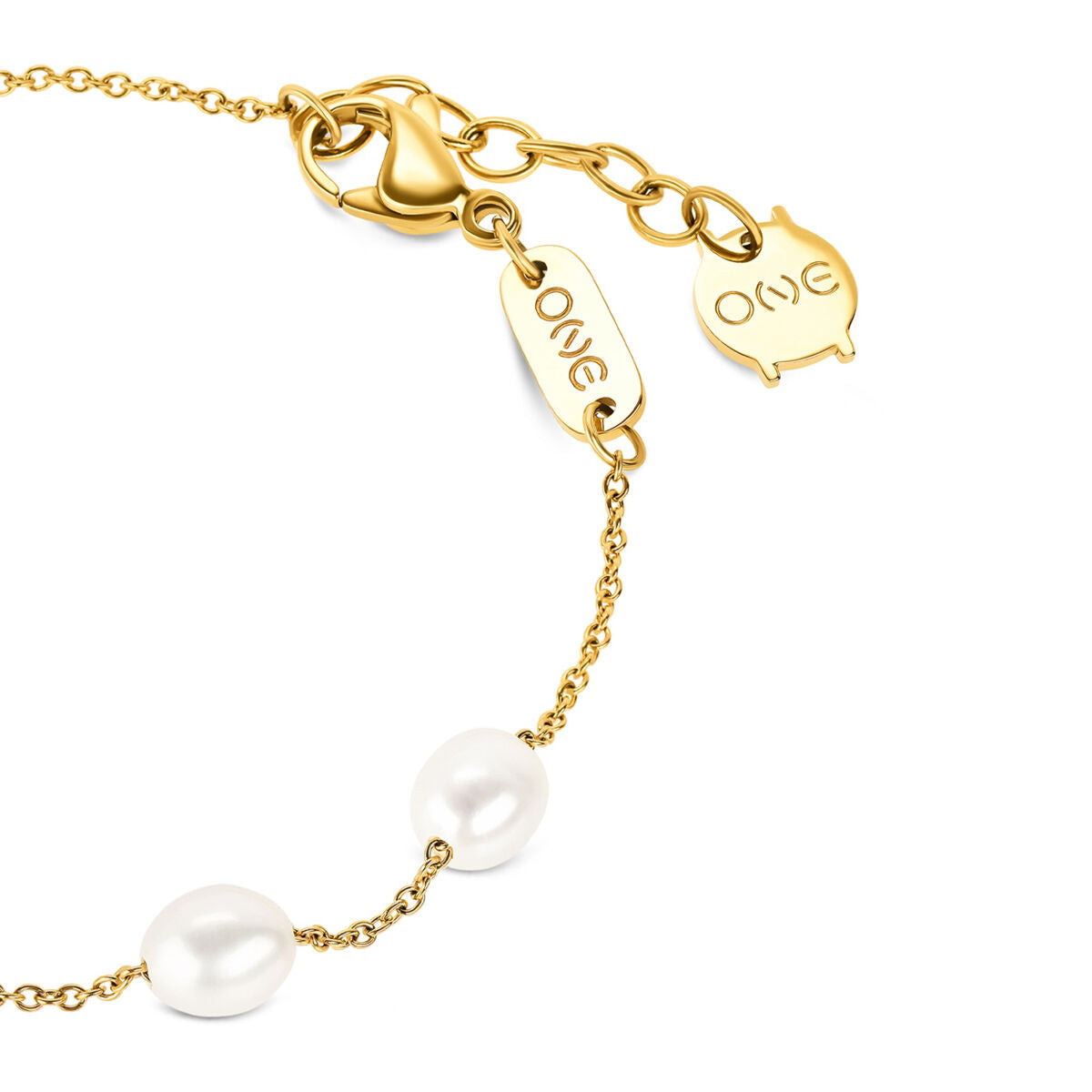 Detail van de One Jewels gouden armband met parels en sluiting.