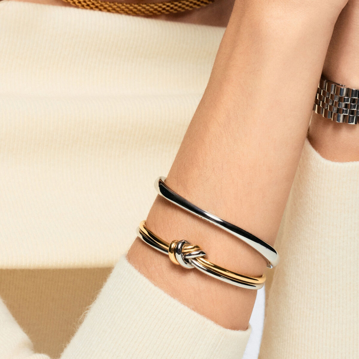 Detail van de zilverkleurige One Jewels armband, elegant gecombineerd met een gouden variant.