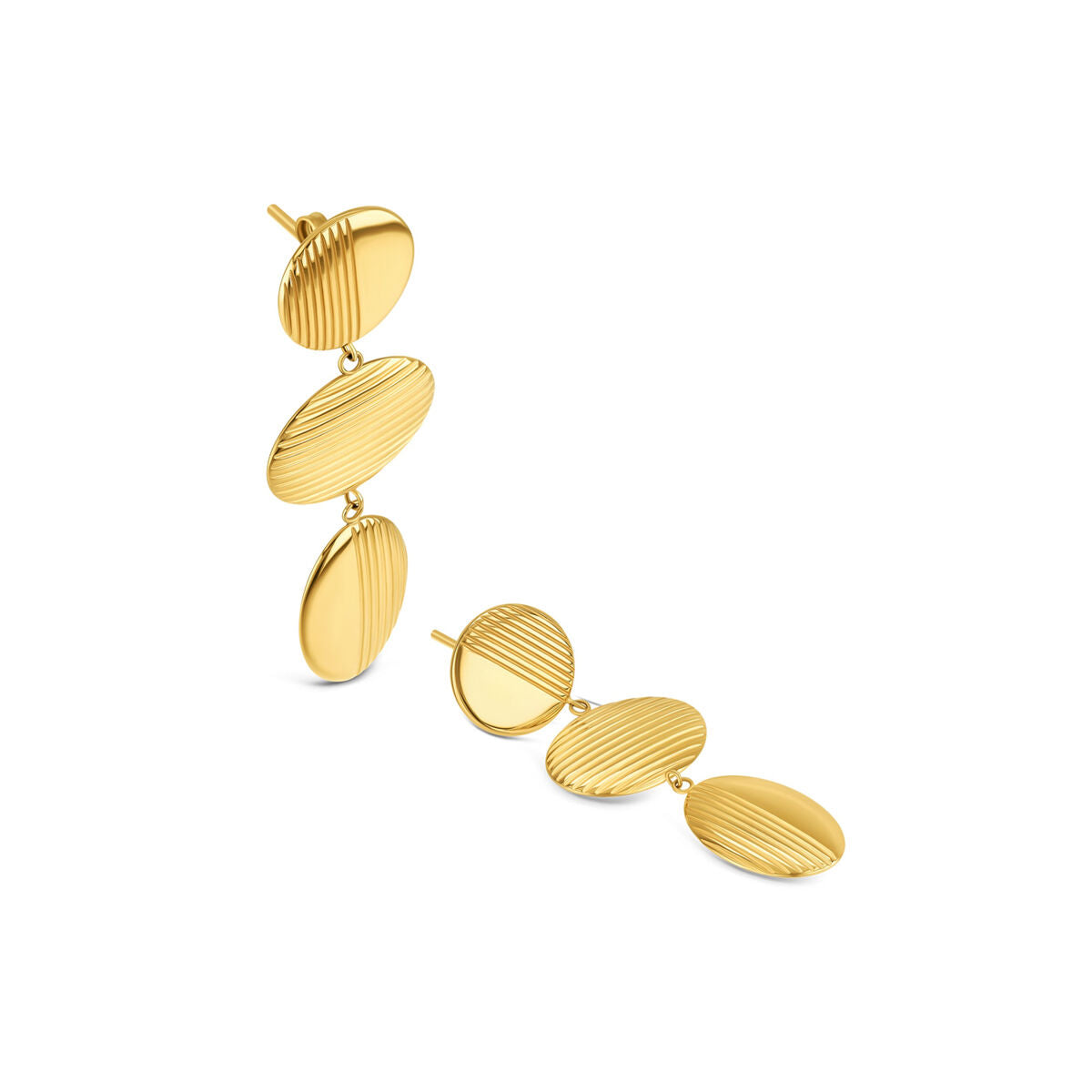 Detail van de gouden One Jewels oorbellen met een elegant, gestreept ontwerp.