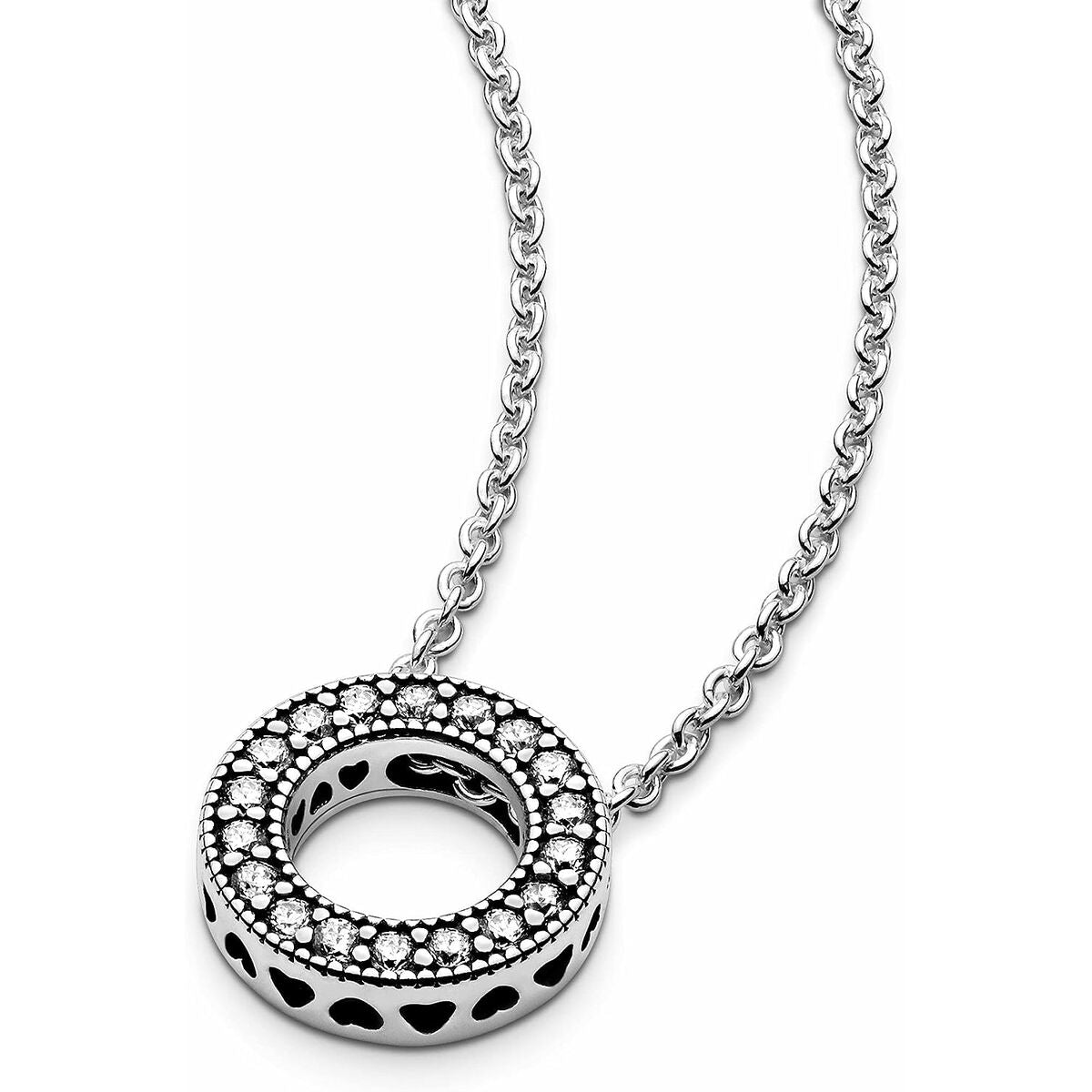 Detail van de Pandora zilverkleurige ketting met mineraal kristal en hartjesdesign.