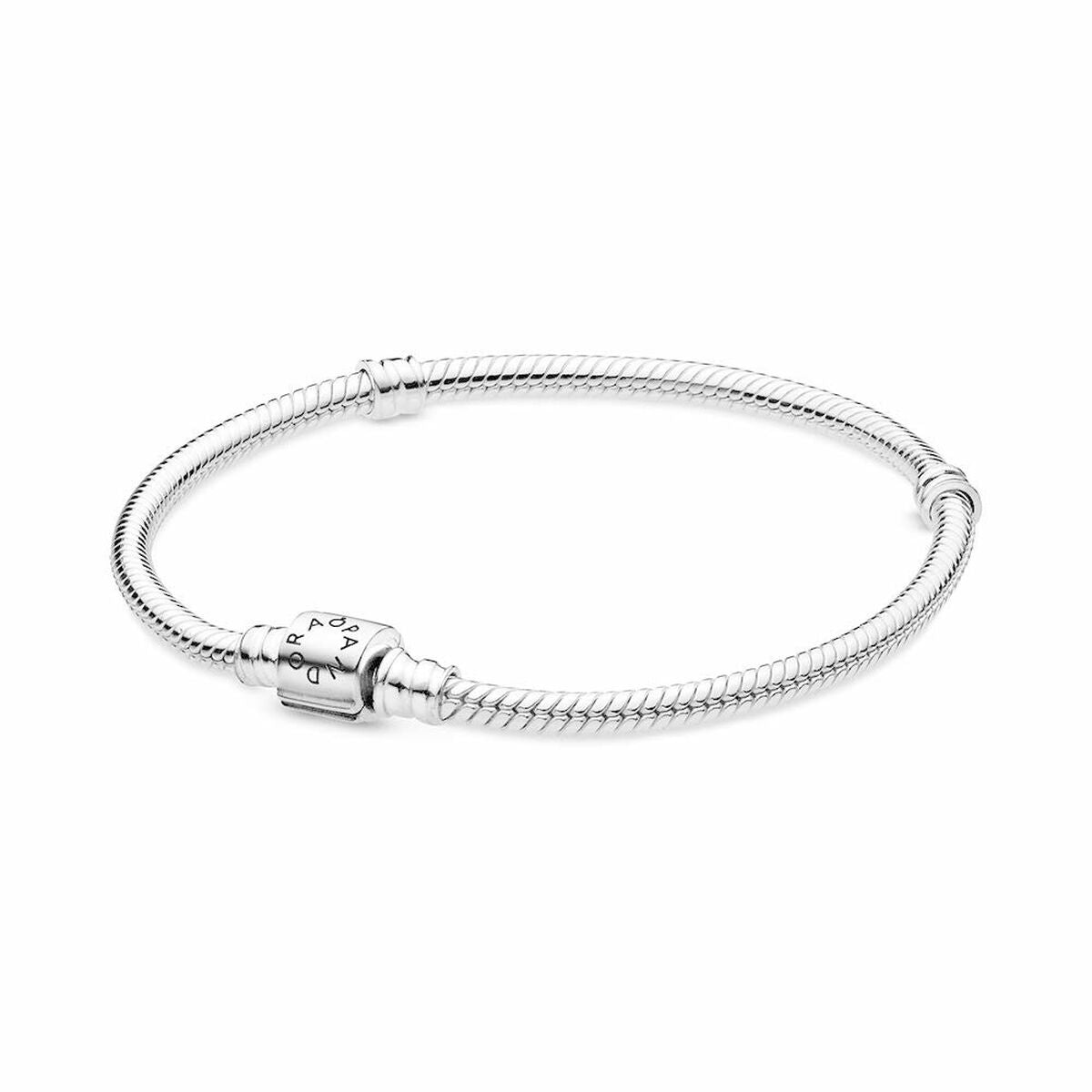 Detail van de Pandora armband in roestvrijstaal met sluiting en gevlochten design.