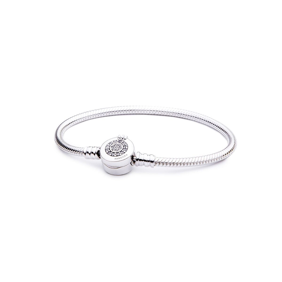 Zilverkleurige Pandora armband van sterling zilver met elegante sluiting en detail.