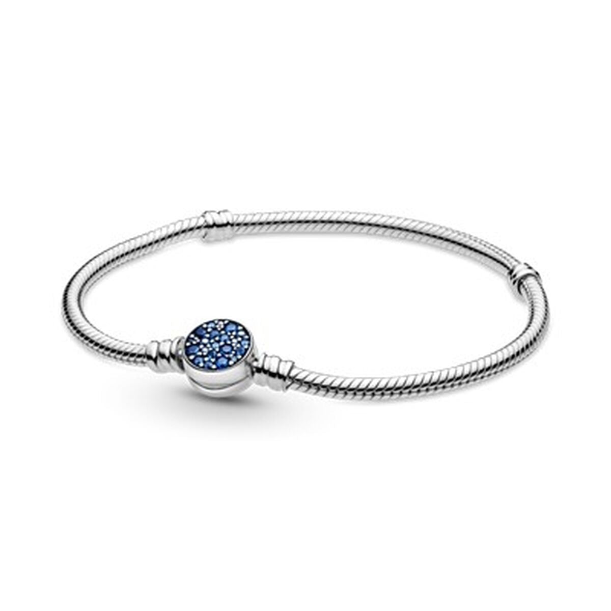 Zilverkleurige Pandora armband voor dames met elegante blauwe steentjes en een verfijnd ontwerp.