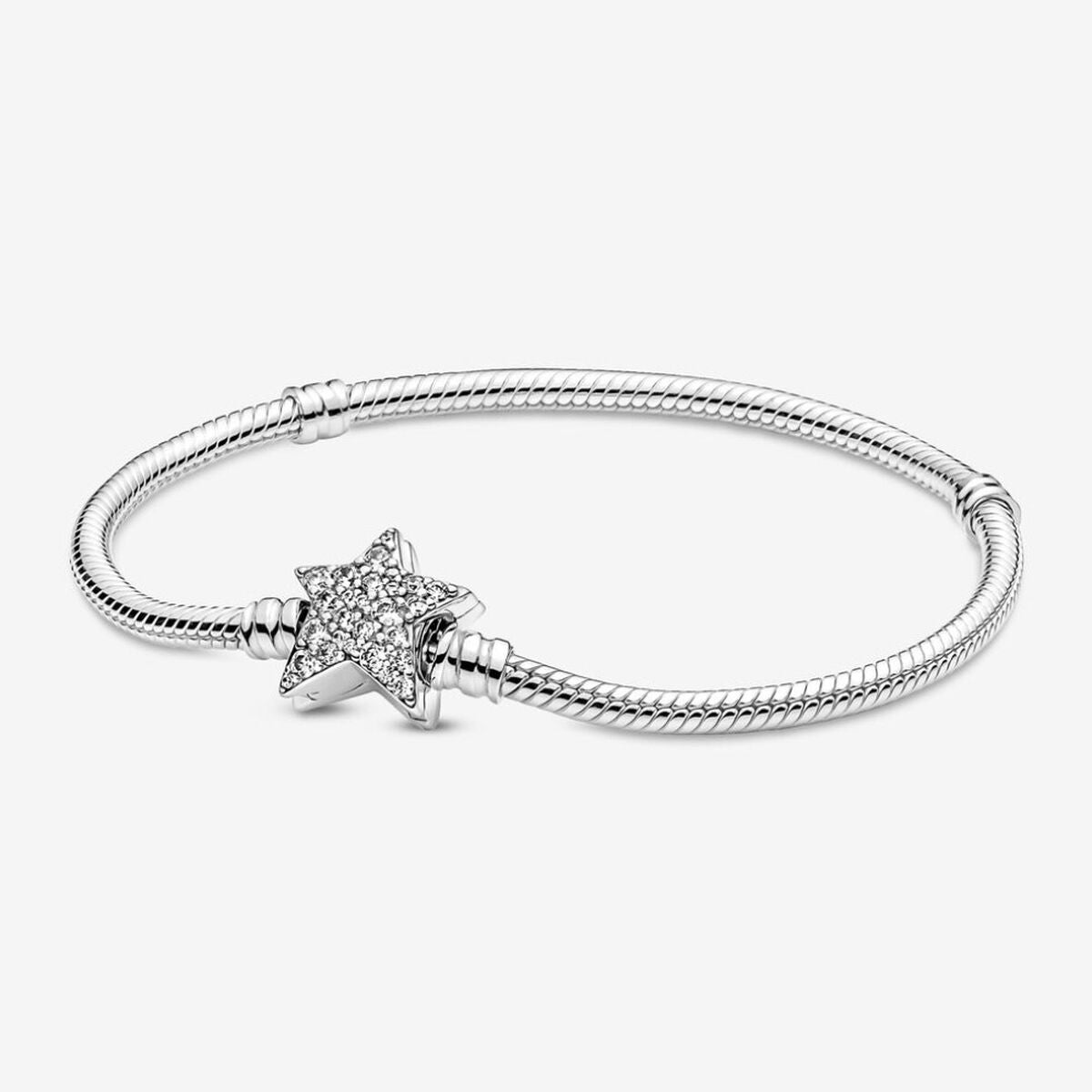 Detail van de Pandora armband met stervormige sluiting en sprankelende stenen.