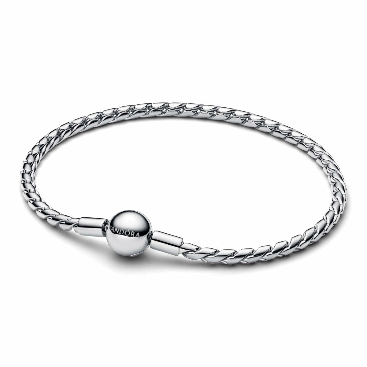 Sterling zilveren Pandora armband met een verfijnde, gevlochten structuur en een sluiting.