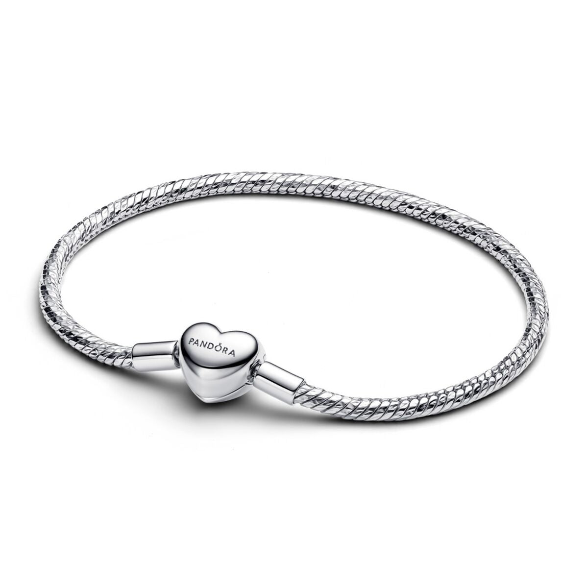 Zilverkleurige Pandora armband met hartvormige sluiting, elegant ontwerp voor dames.