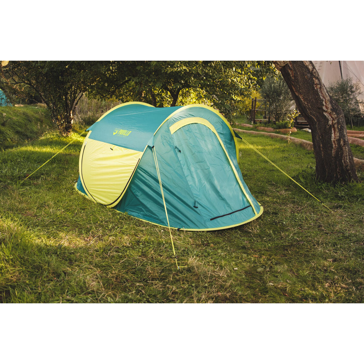 Detail van de Bestway kampeertent in groen met gele accenten, zijaanzicht in de natuur.
