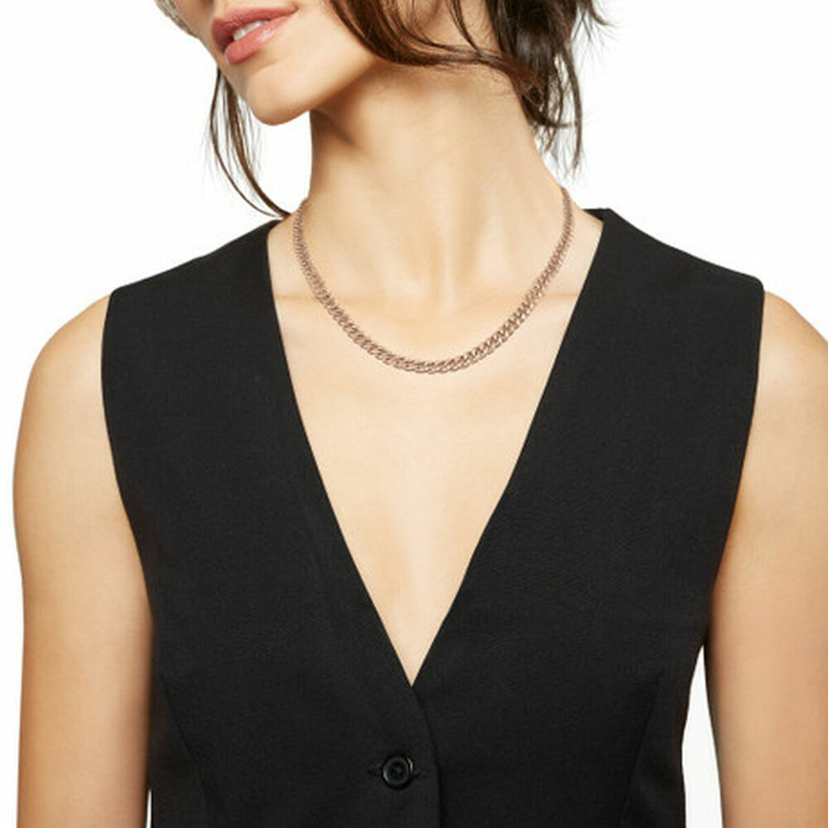 Elegante Breil ketting voor dames, gedragen door model met zwarte outfit.