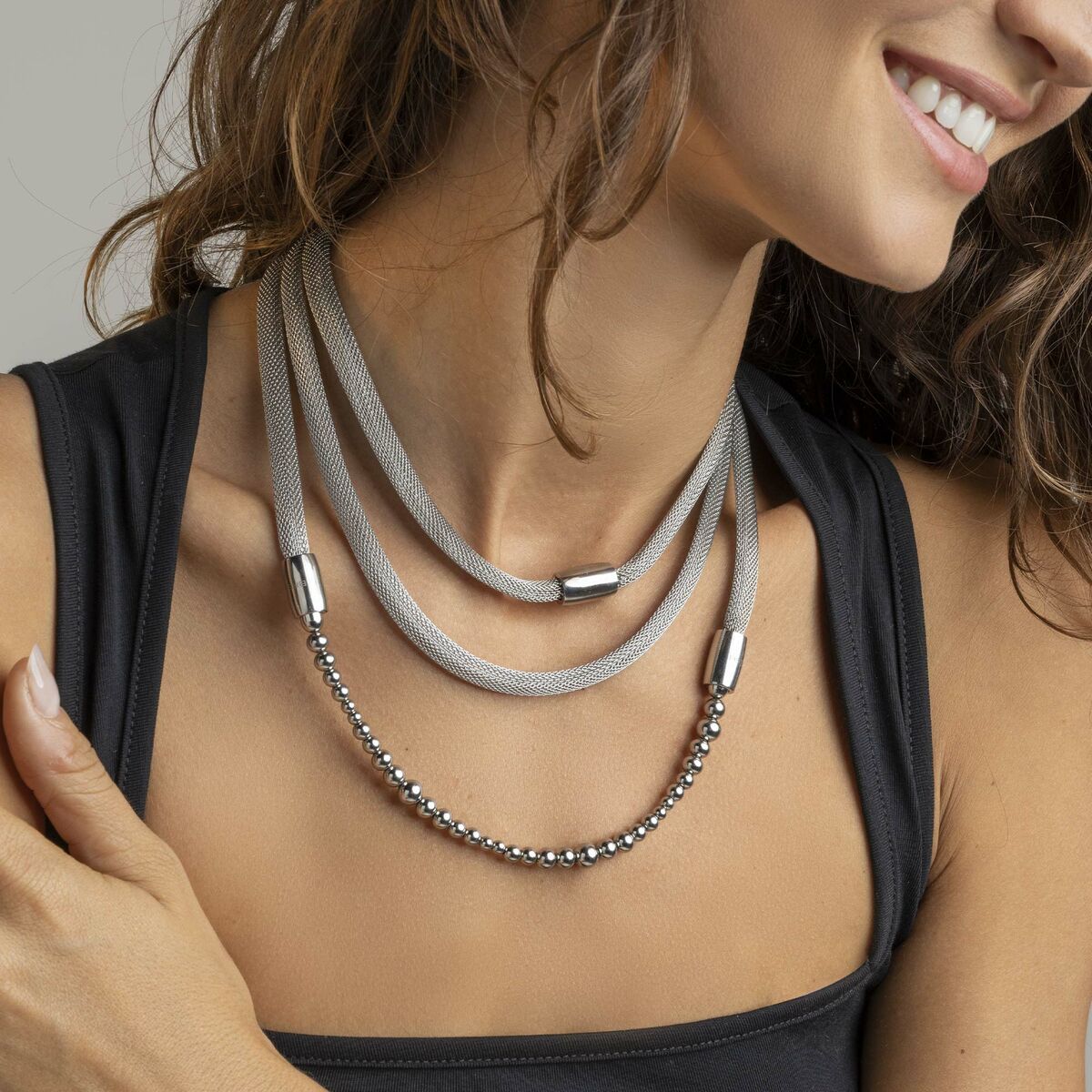 Detail van de elegante Breil armband met zilveren mesh en bolletjes, gedragen door een model.