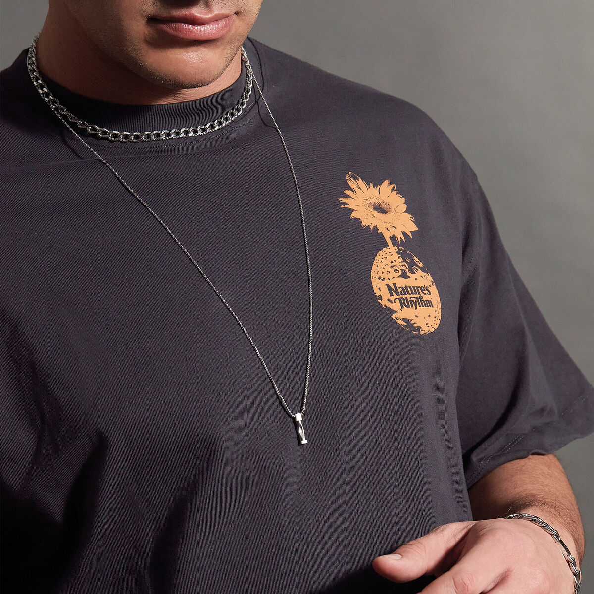 Detail van de Breil Ketting Dames in sterling zilver, gedragen door een model.