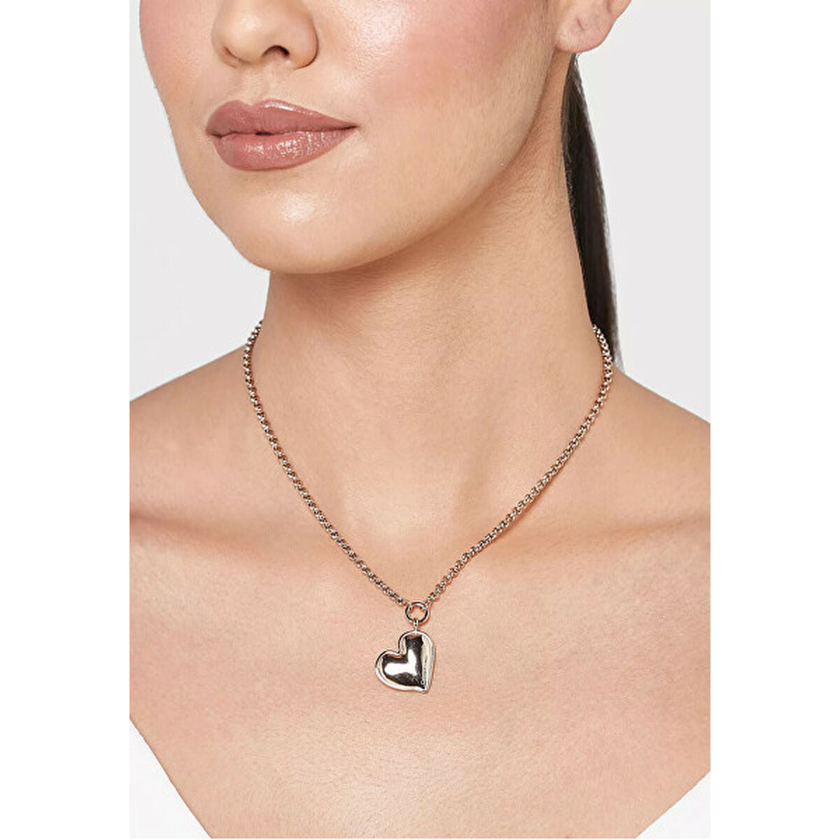 Tijdloze Calvin Klein ketting met hartvormige hanger, elegant gedragen om de hals.