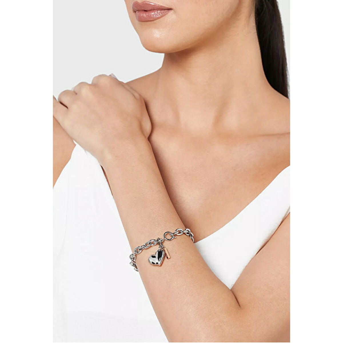 Detail van de Calvin Klein armband in roestvrij staal, gedragen om de pols.