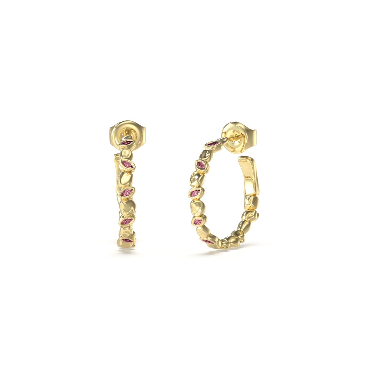 Gouden Guess oorbellen met subtiele roze stenen, elegant en veelzijdig ontwerp.
