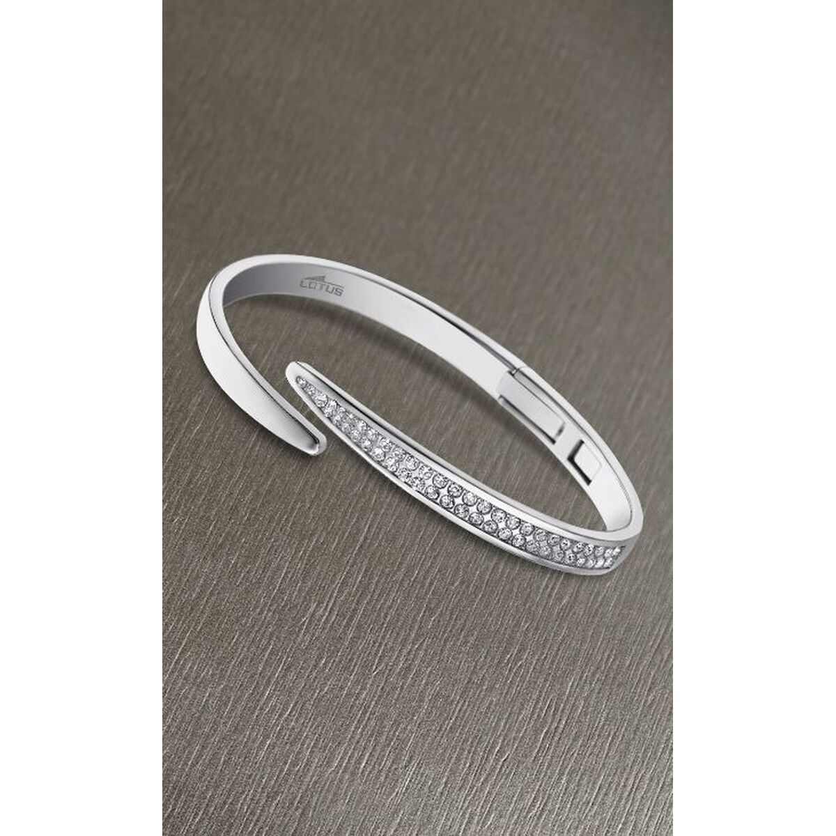 Zijaanzicht van de Lotus armband met sprankelende stenen en een elegante, slanke vorm.