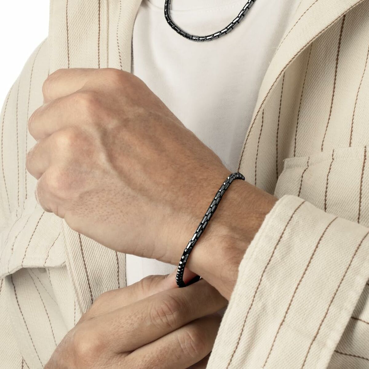 Detail van de Lotus armband in zwart met een elegant, tijdloos ontwerp om de pols.