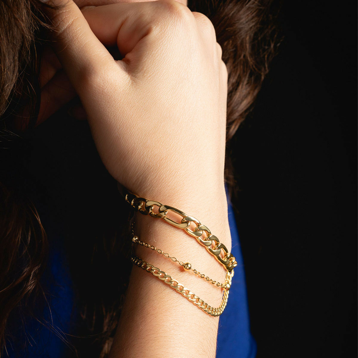 Detail van de gouden Lotus armband LS2339-2/2, gedragen om een pols met andere armbanden.