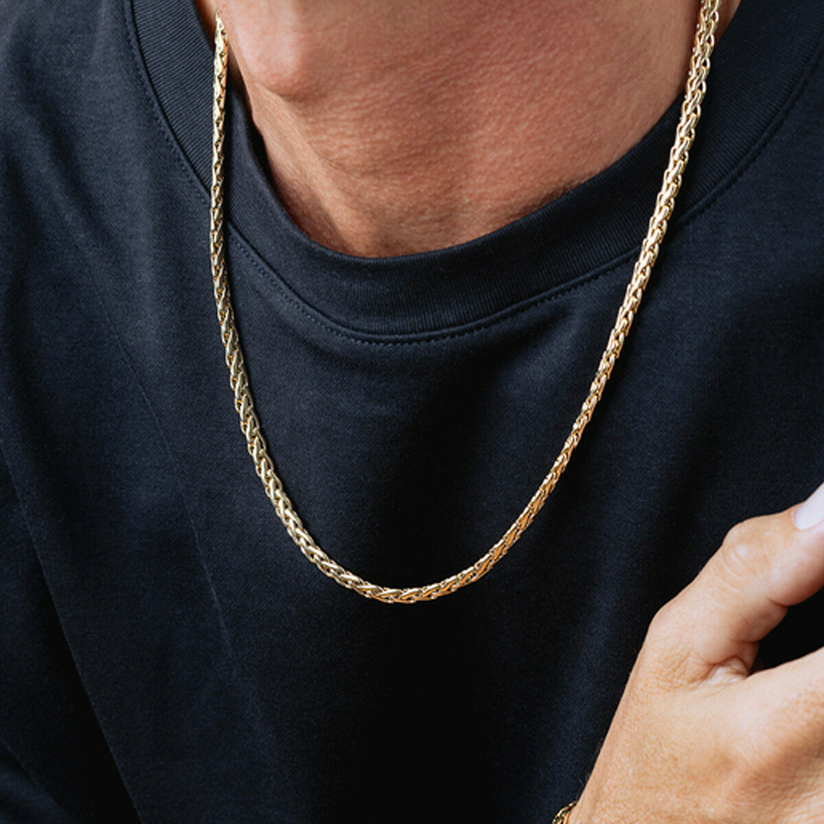 Detail van de gouden Lotus ketting met elegante schakelstructuur, gedragen om de hals.