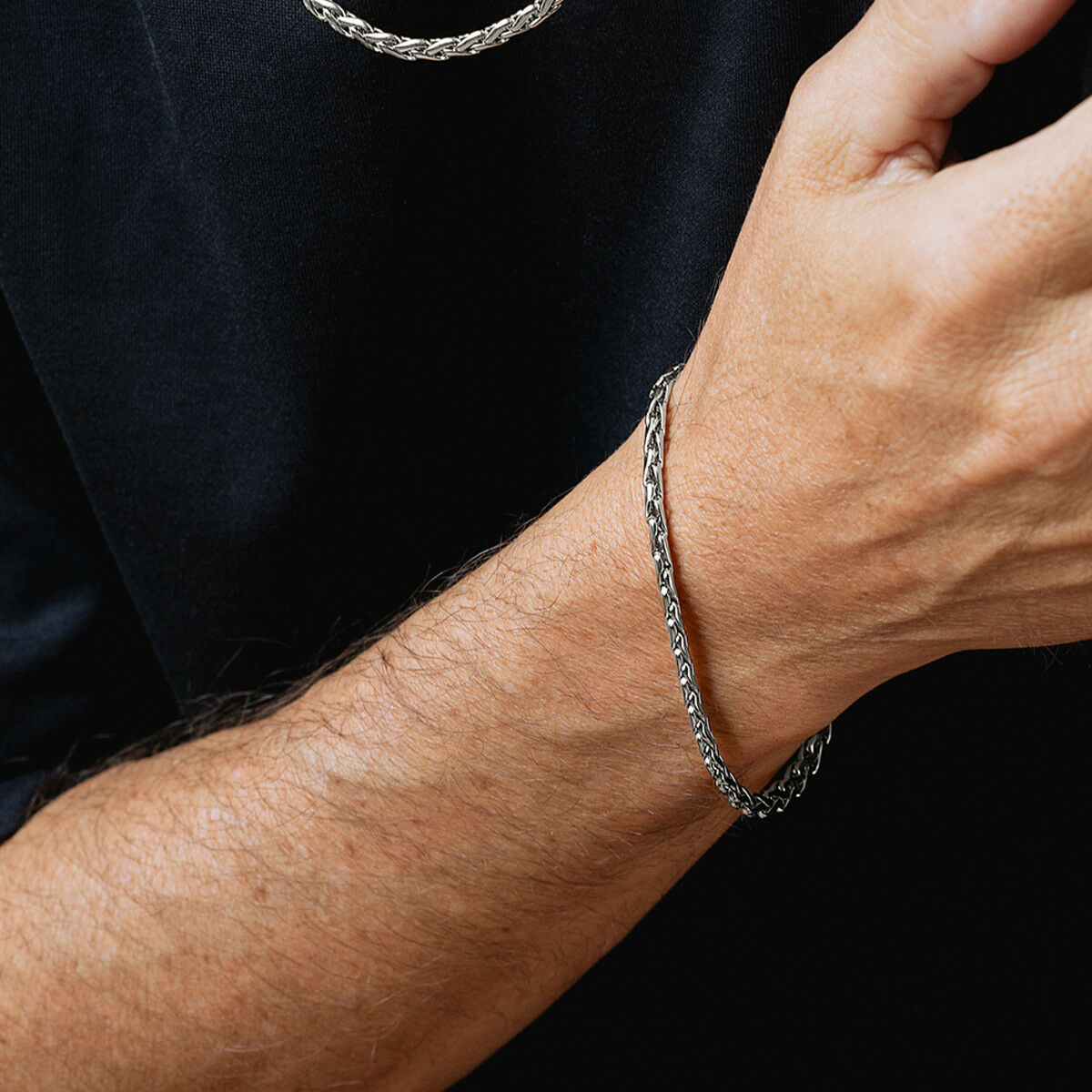 Detail van de zilverkleurige Lotus armband LS2366-2/1, gedragen om een pols.