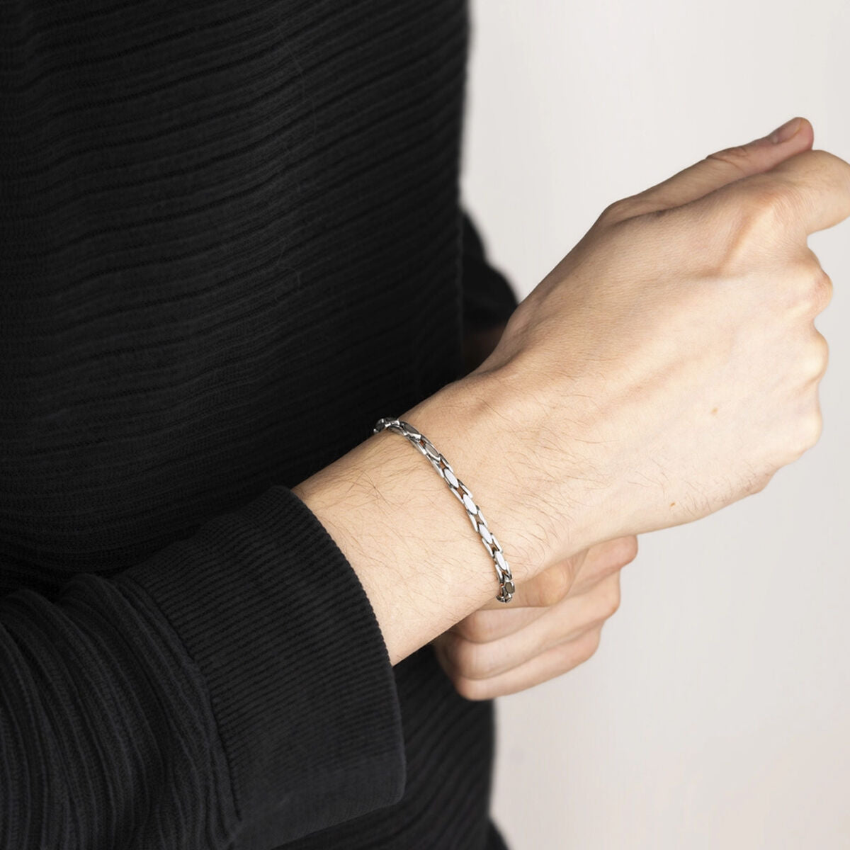 Zilverkleurige Lotus armband LS2598-2/1 om de pols, met elegant gevlochten design.