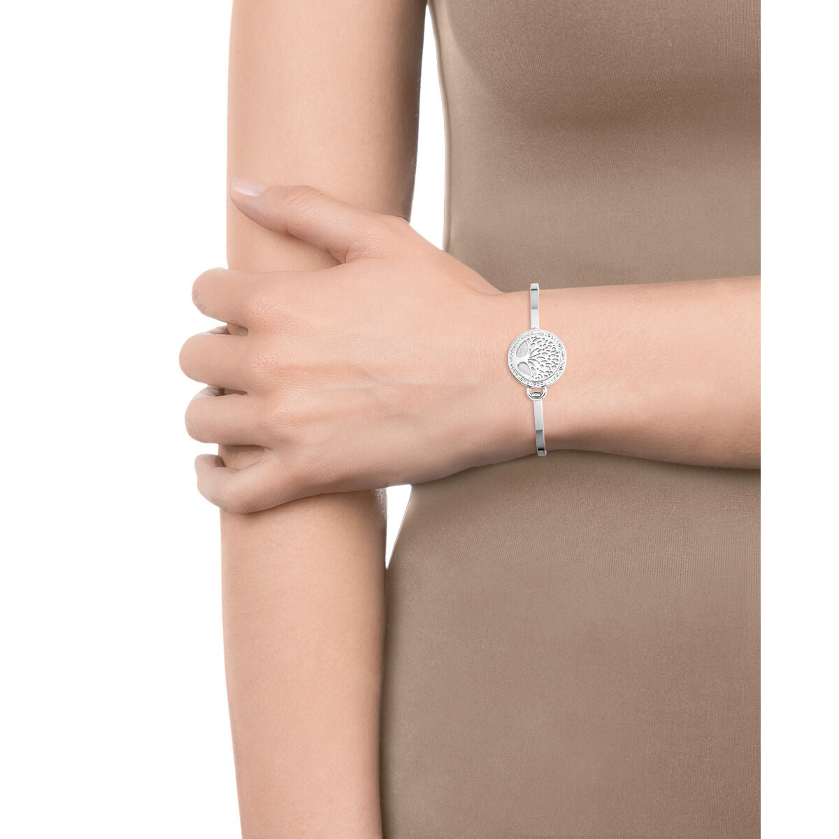 Detail van de Viceroy armband voor dames met een elegante, ronde schijf in het midden.