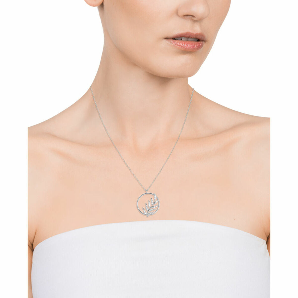 Viceroy ketting voor dames, elegant sterling zilver met een ronde hanger, gedragen door een model.