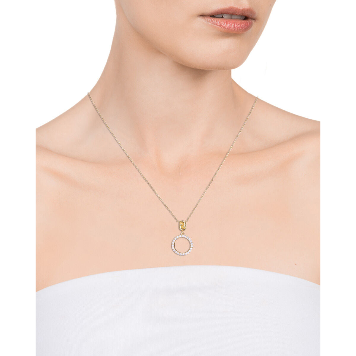 Detail van de Viceroy ketting met een elegante zilveren hanger en een stralende cirkel.