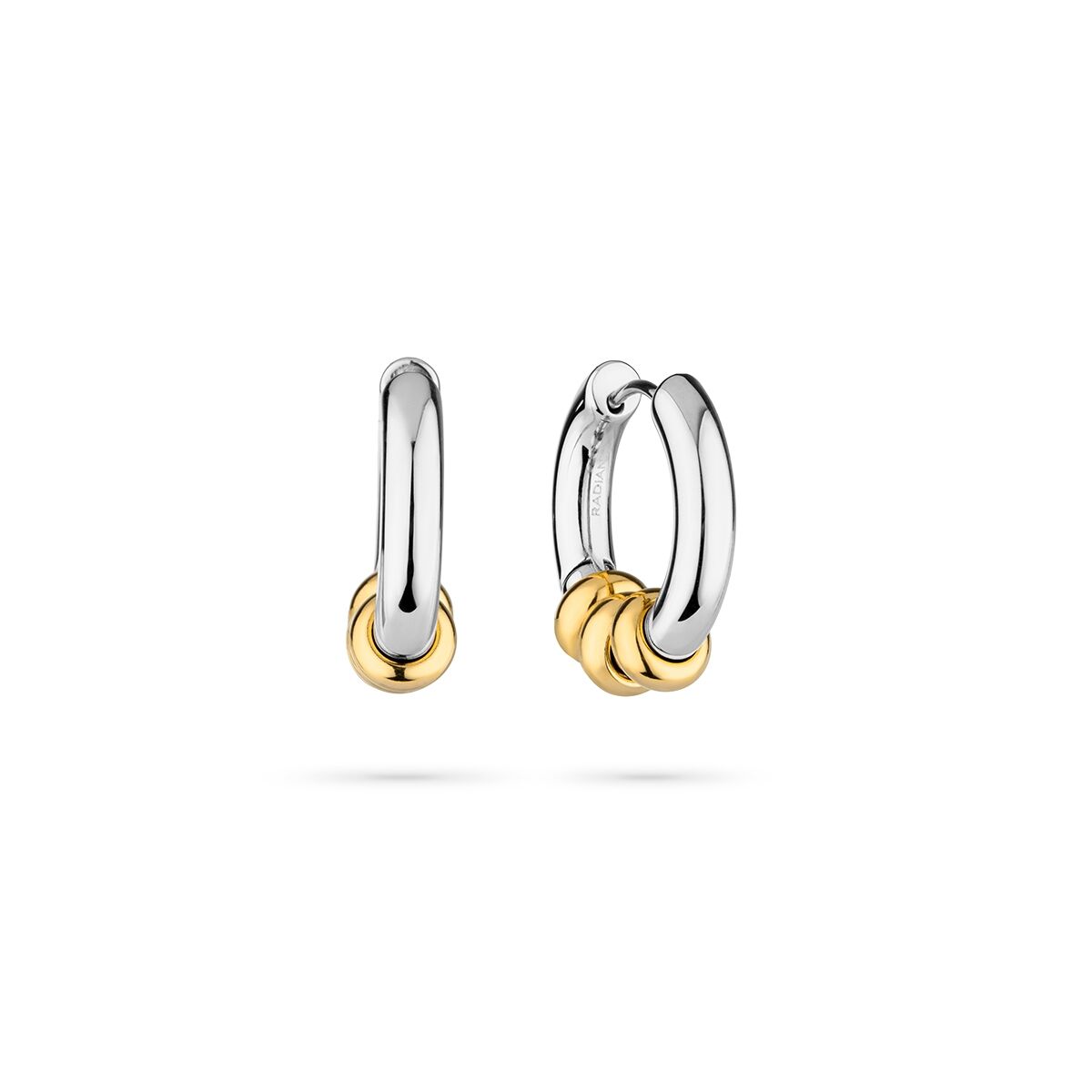 Zilverkleurige Radiant oorbellen met stijlvolle gouden accenten, elegant ontwerp.
