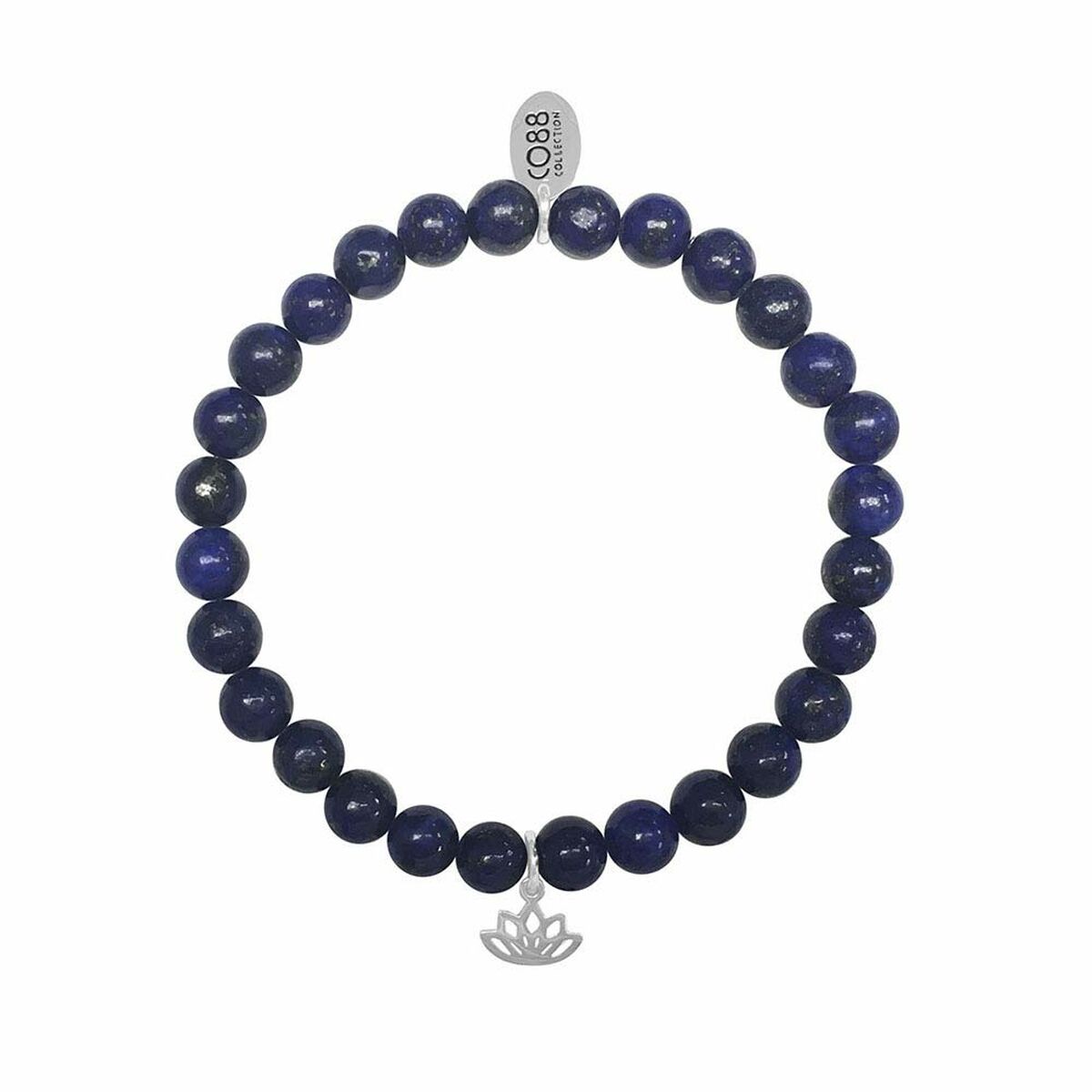 Detail van de CO88 Collection damesarmband met donkerblauwe kralen en lotusbedel.