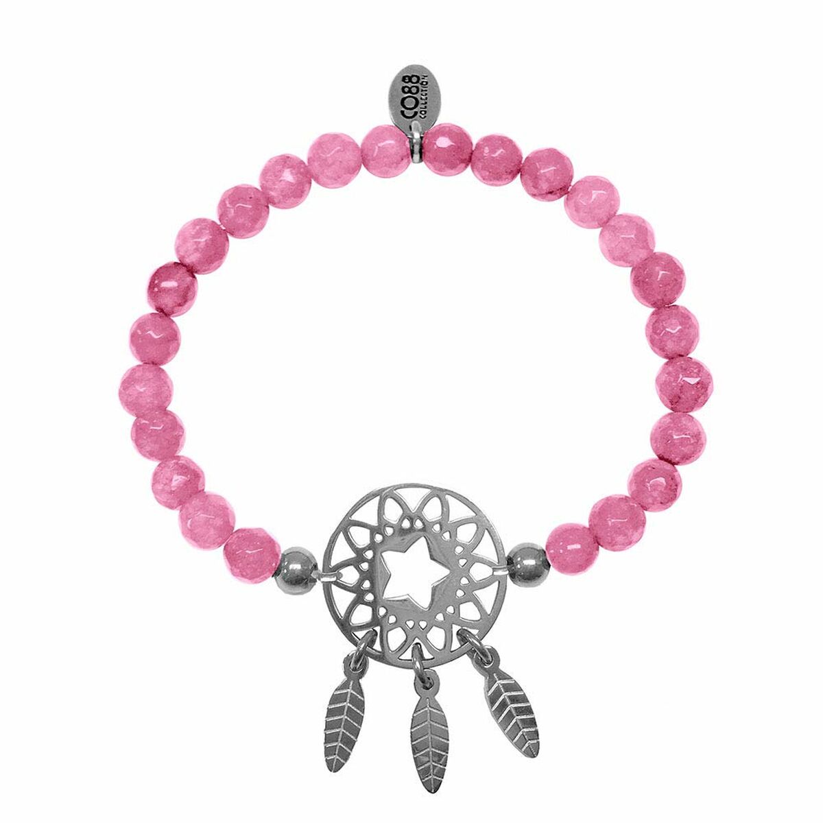 Detail van de roze CO88 Collection armband met een dromenvanger en verenhangertjes.