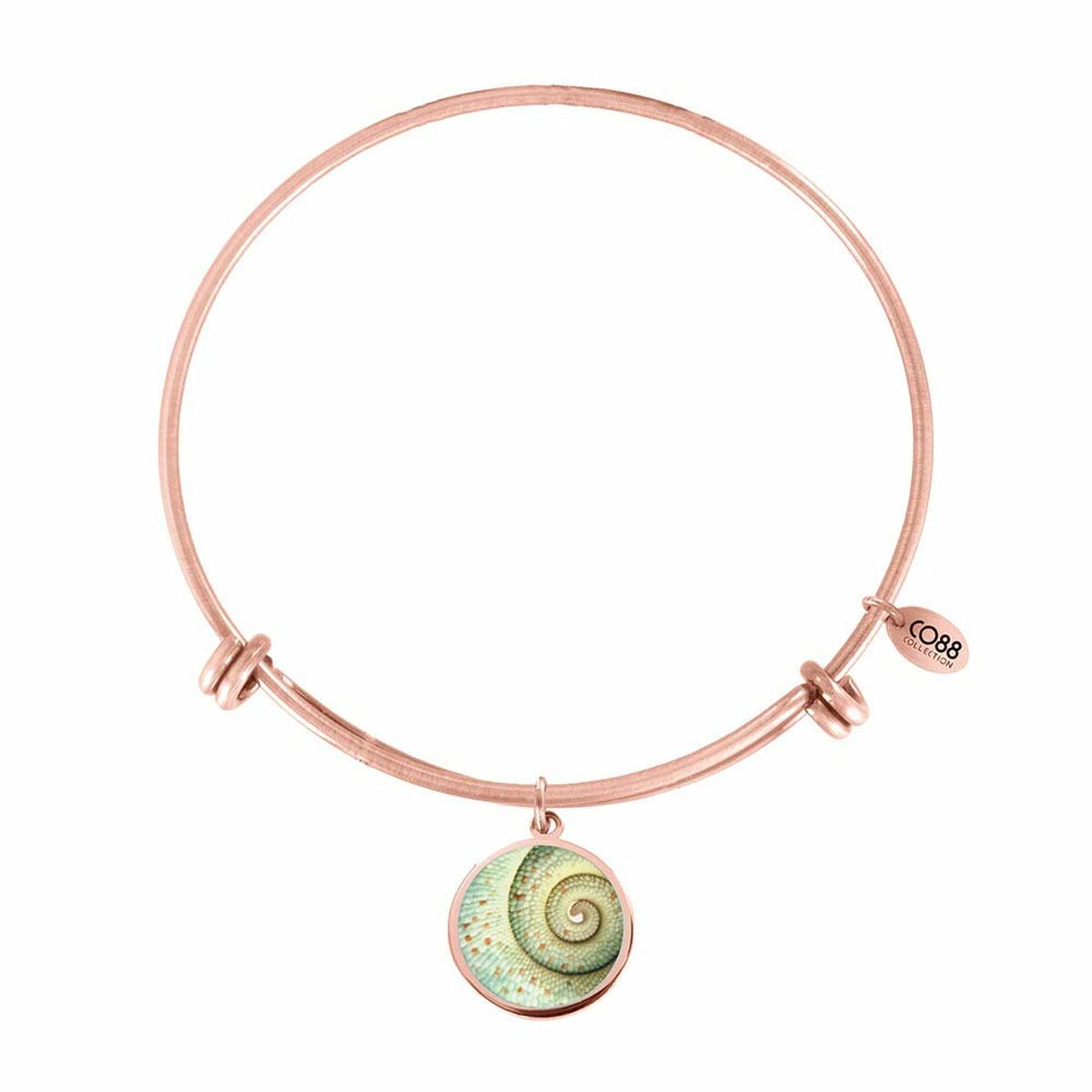 Detail van de CO88 Collection armband in roségoud met een unieke schelpvormige hanger.