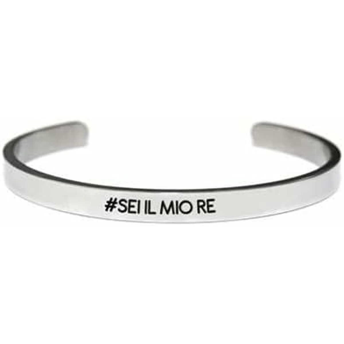 Zijaanzicht van de zilverkleurige CO88 Collection armband met tekstprint.
