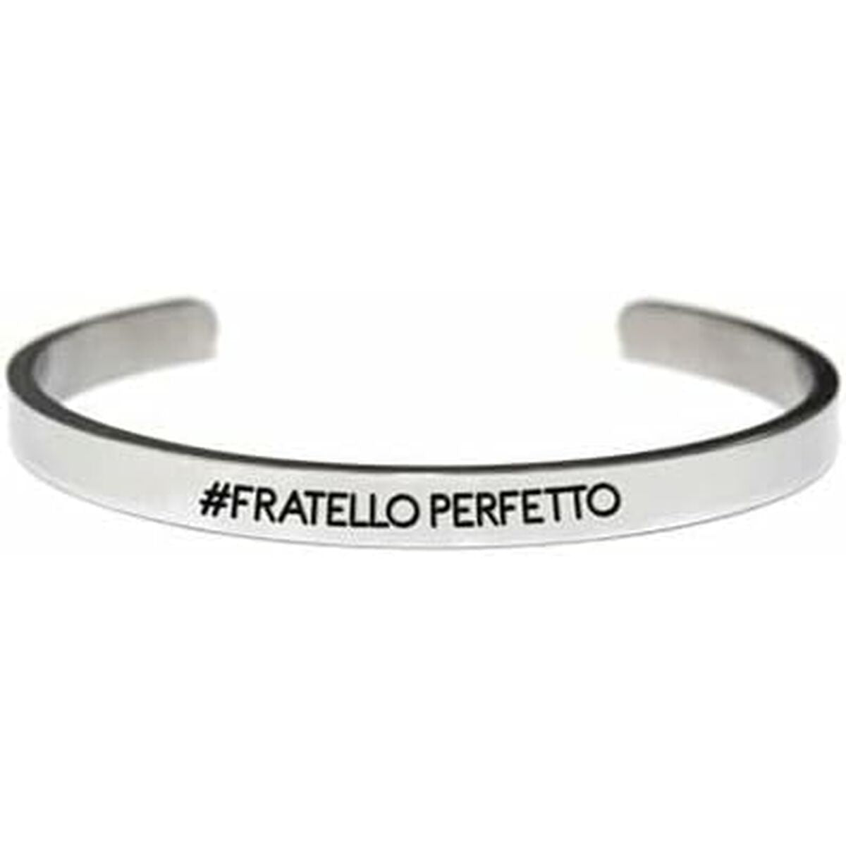 Zilverkleurige CO88 Collection armband met elegante inscriptie aan de voorkant.