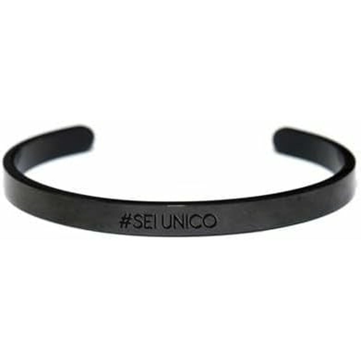 Zijaanzicht van de zwarte CO88 Collection armband met de tekst #SEI UNICO.