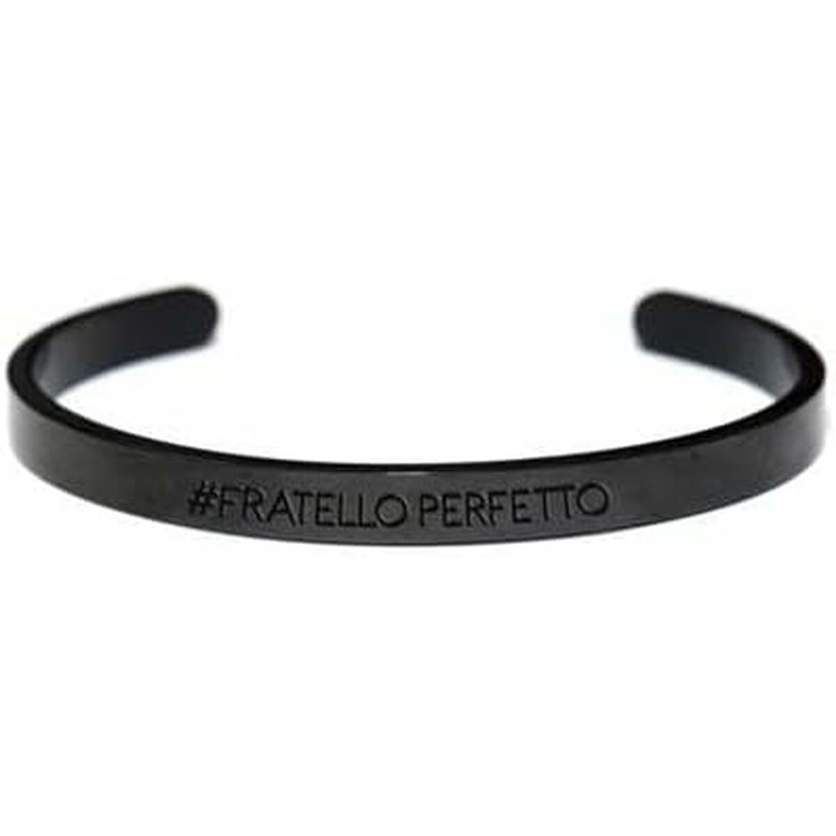 Zijaanzicht van de zwarte CO88 Collection armband met gegraveerde tekst.