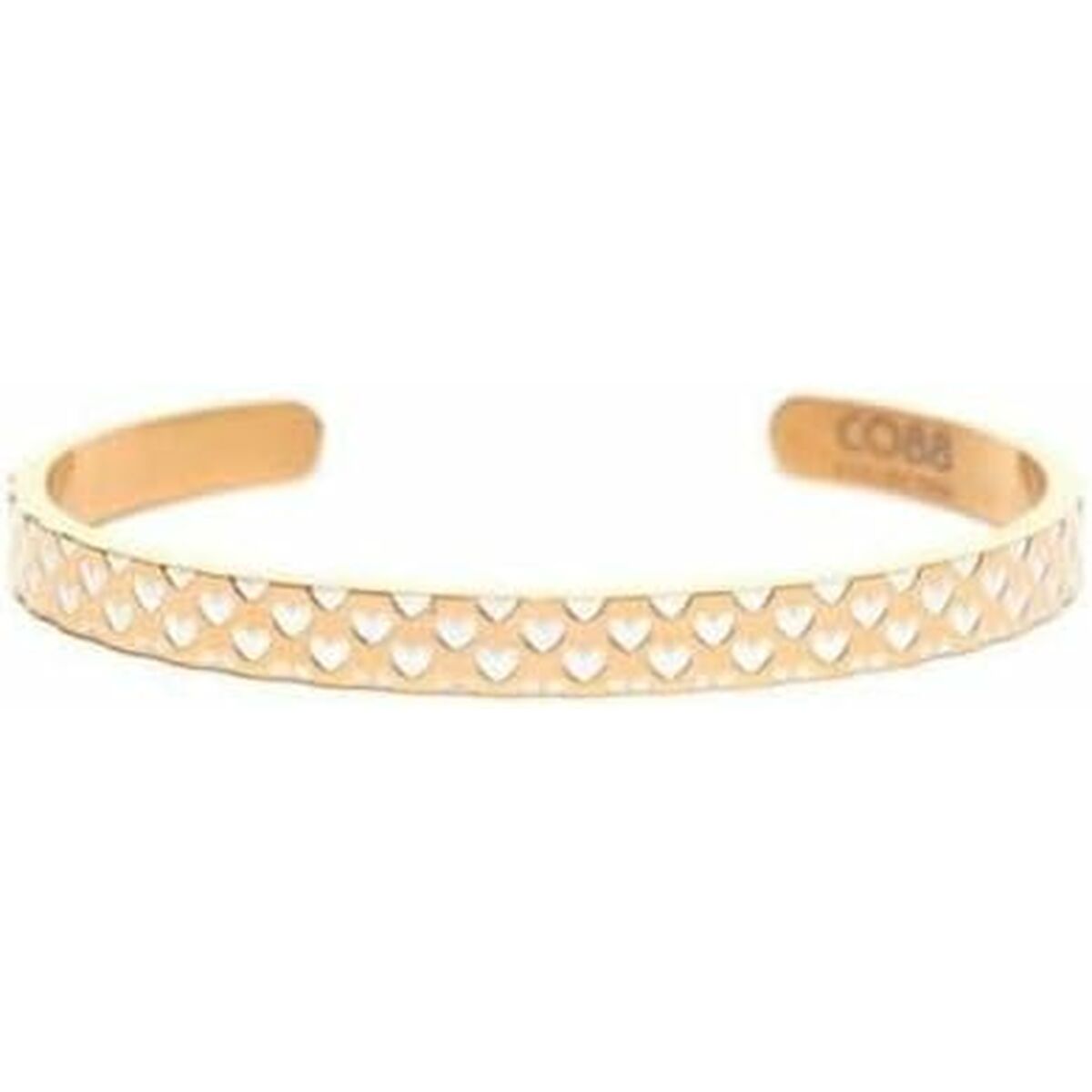 Detail van de CO88 Collection gouden armband met hartjespatroon aan de zijkant.