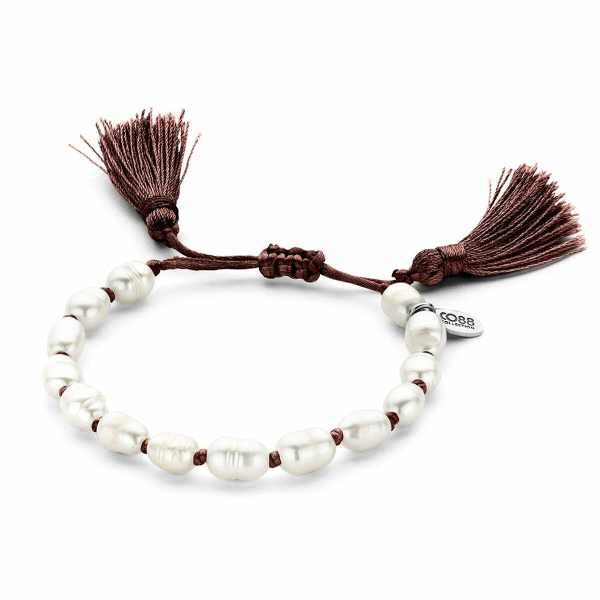 Detail van de CO88 Collection damesarmband met witte parels en bruine franjes.