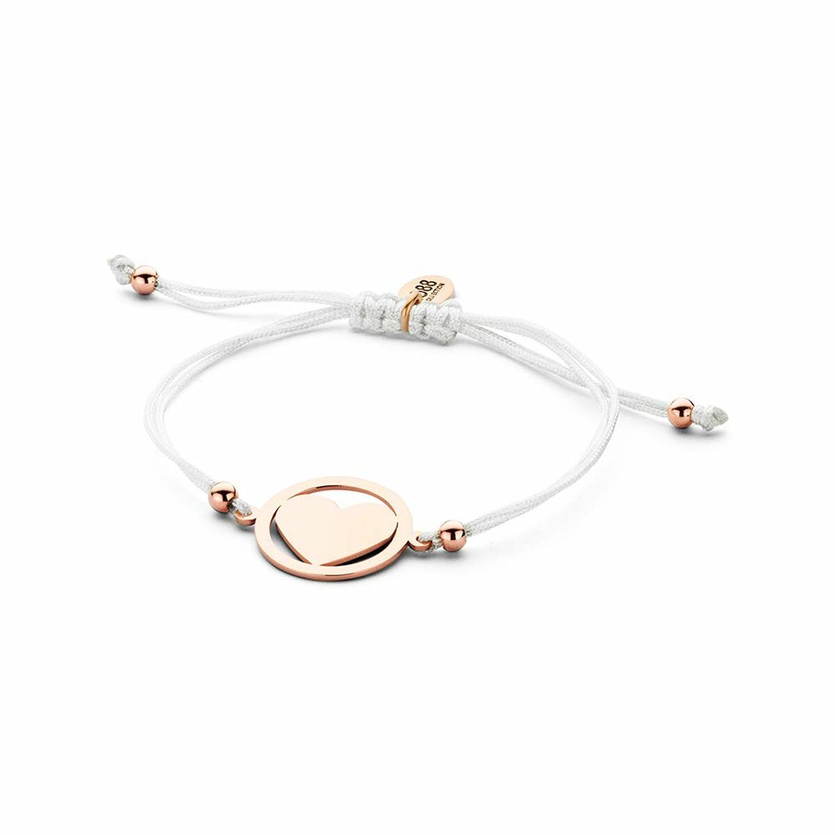 Detail van de CO88 Collection armband in wit met een hartvormige hanger en gouden accenten.