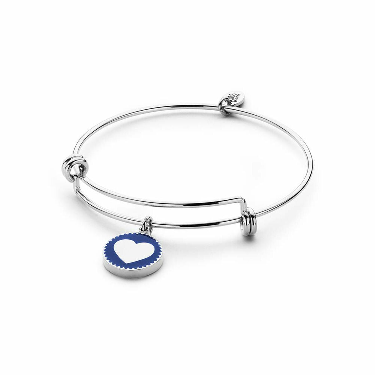 Zilverkleurige CO88 Collection armband met een hartvormige bedel in detailweergave.